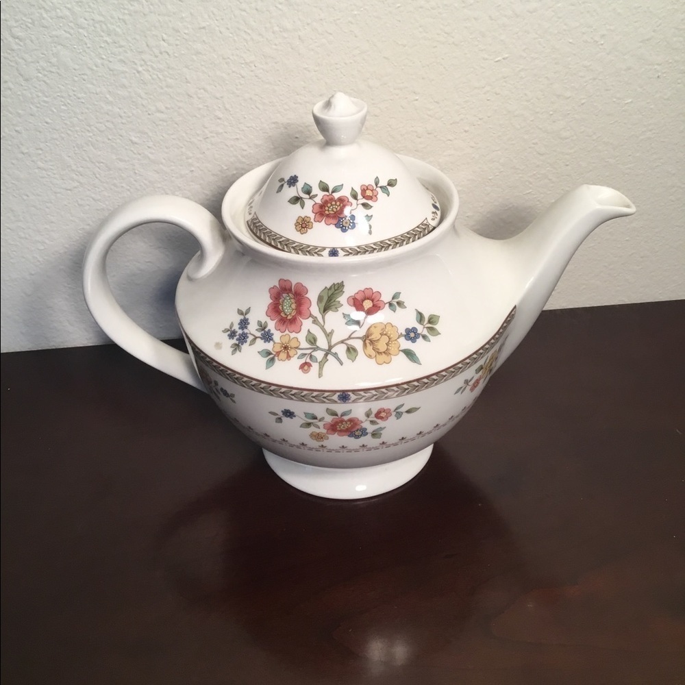 KINGS WOODS ROYAL DOULTON 1976 TEA‎ POT